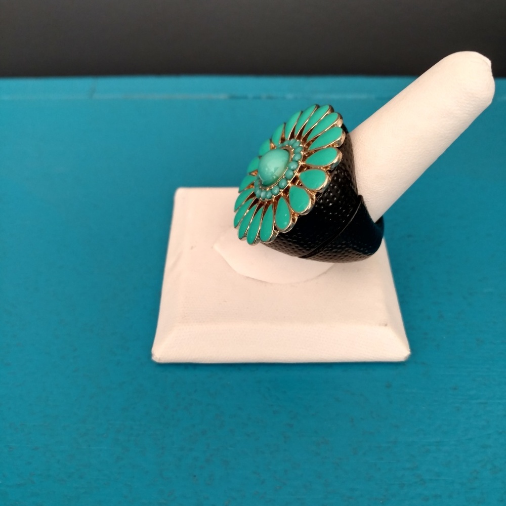 Stretch flower statement ring - Picture 4 of 6